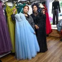 Moni und Mengdie Ye erfüllen sich den Traum der eigenen Boutique für Ball- und Abendkleider