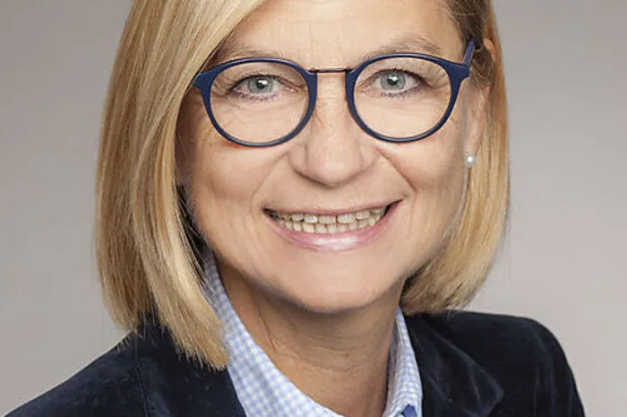Das sagt die Opposition Daniela Gmeinbauer ÖVP-Klubchefin: „KP, Grüne und SP warben im Wahlkampf mit Entschleunigung. Die ist eingetreten: Das Budget-Provisorium ermöglicht keine großen Initiativen. Surfwelle, Sport am Stadtbalkon oder die Unterführung Josef-Huber-Gasse sind abgesagt. Stattdessen gibt es linkspopulistische Symbolpolitik wie die Kürzung der Klubförderung. Positiv: Special Olympics 2024 und der Kinderschwerpunkt.“