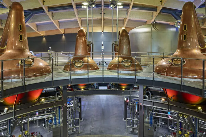 Als Besucher nimmt man den Whiskypfad im Inneren - beginnend mit der Produktion.