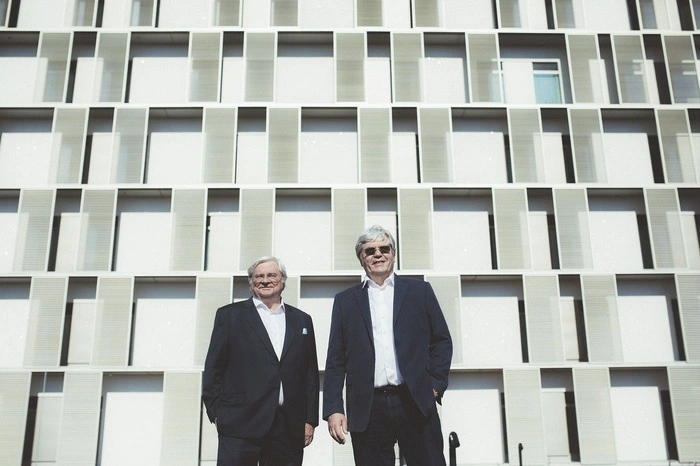 KAGes-Vorstandsvorsitzender Karlheinz Tscheliessnig (l.) und Klinikvorstand o.Univ.Prof.Dr. Hans-Jörg Mischinger