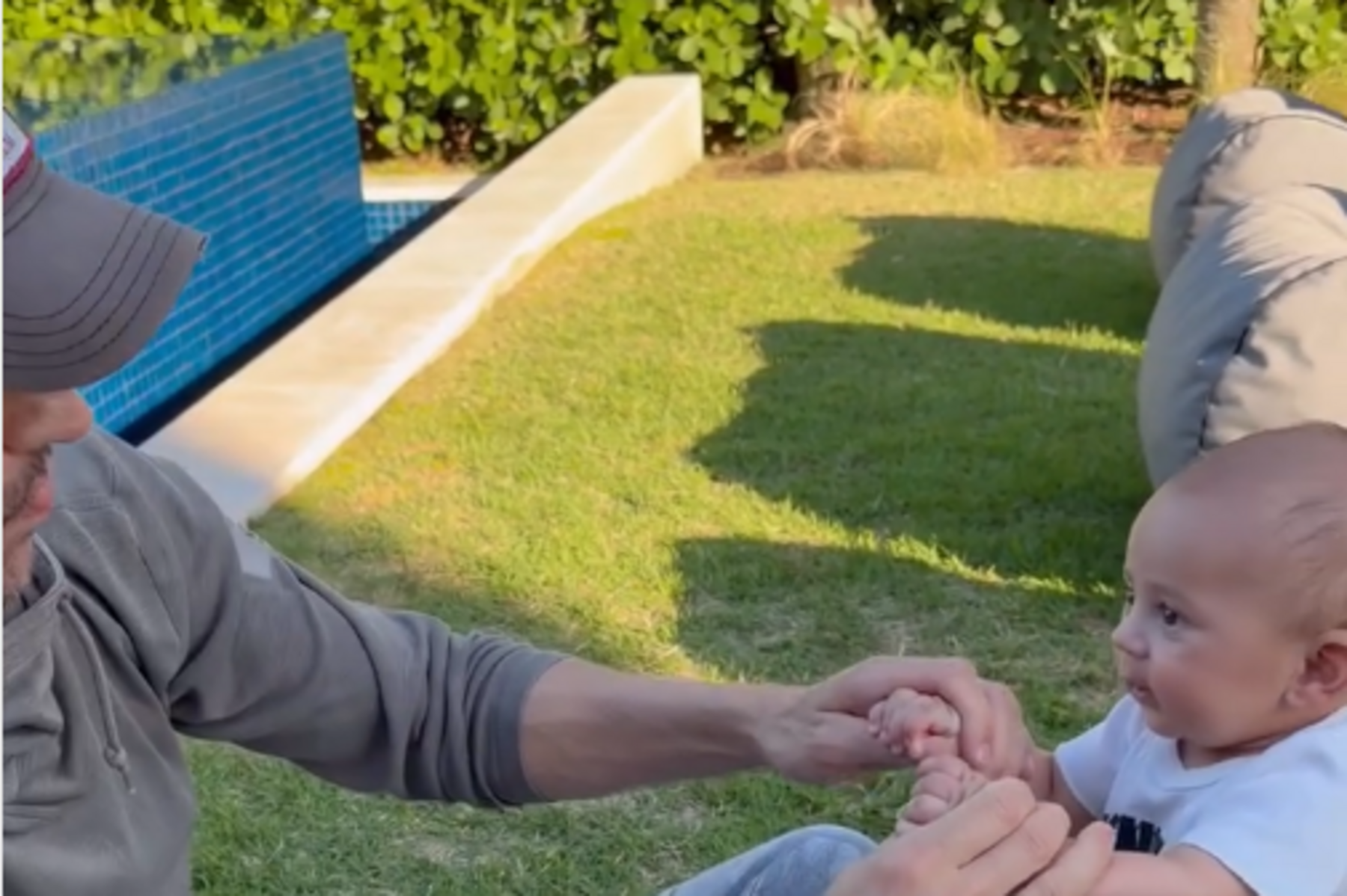 Video von Baby Romeo: Iglesias und Kournikova zeigen ihr Familienglück