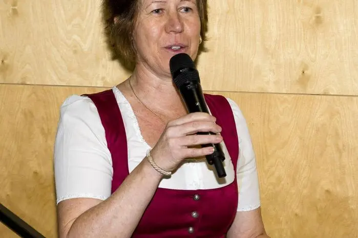 Obfrau Elisabeth Sattler begrüßte die zahlreichen Besucherinnen und Besucher sowie die Ehrengäste. Anschließend übergab sie das Wort an Moderator Benedikt Quinz, der souverän durch das Programm führte.