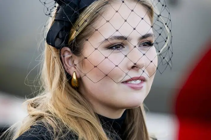 Immer wieder gab es schon Liebesgerüchte um die schöne niederländische Kronprinzessin Amalia (*2003). Bestätigt wurden diese jedoch noch nicht. Heißt: Die Prinzessin ist offiziell noch zu haben :)