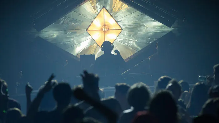 Techno, Drogen und Exzess sind das Lebenselixier von Robert Schlag, von allen kurz "Beat" (Jannis Niewöhner) genannt.