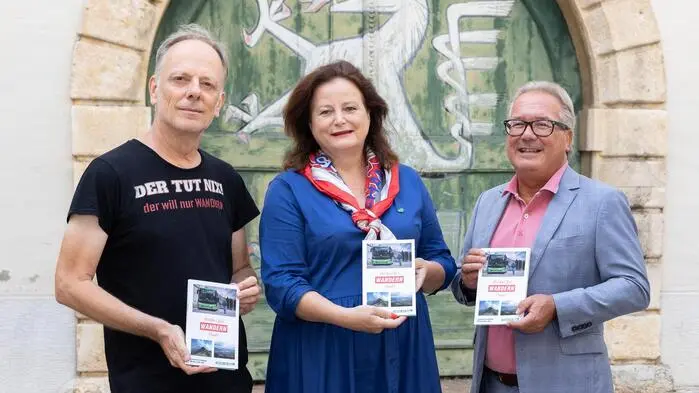 Wanderexperte Dieter Fleck, Landesrätin Claudia Holzer und Verkehrsverbund-Geschäftsführer Peter Gspaltl (v. l.) präsentieren den zweiten Band von „Mit den Öffis wandern“