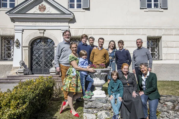 Wenn die Familie zusammenkommt, ist Leben im Schloss.Hinten von links: Marko J. Peschl, Paul Peschl (15), Philipp Pluhar, Sebastian Kocher (19), Claudia Kocher-Peschl, Maximilian Kocher (15), Siegfried Kocher Vorne von links: Carola Pluhar-Peschl, Paco Pluhar (5), Levi Pluhar (7), Dorothea Kocher, Ilse Peschl,  Julia Peschl (12) (nicht im Bild)