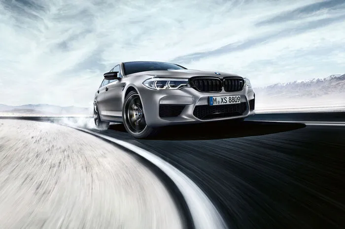 Die Kraftübertragung erfolgt auch beim neuen BMW M5 Competition über eine Acht-Gang-Automatik. Um ein Maximum der Kraft auf die Straße zu bringen, tut sich der Allradantrieb mit dem aktiven Differenzial an der Hinterachse zusammen.