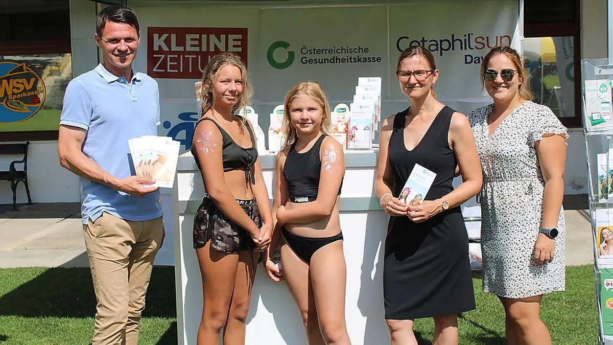 Alexander Radl mit zwei Badegästen, Angelika Duller-Vinzi und Lena Weblacher (von links)