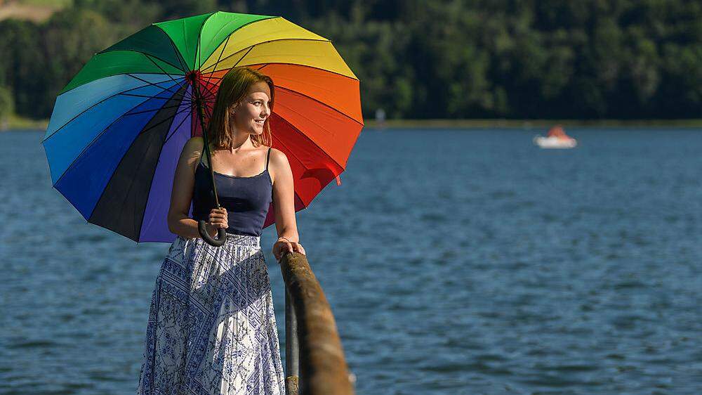 Dame mit Schirm am Seeufer