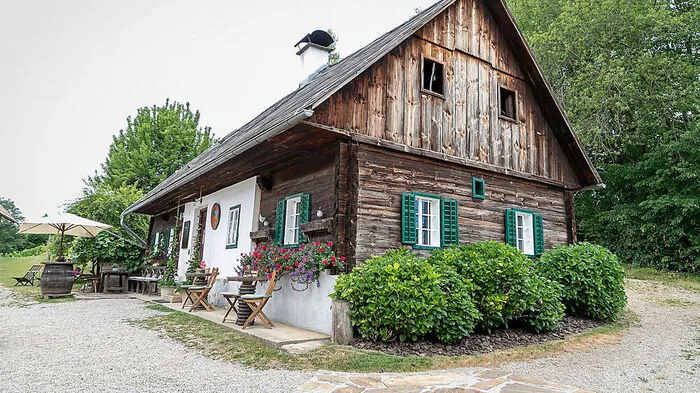 Umgeben von Weingärten, Streuobstwiesen und Weiden mit geselligen Schwarzkopfschafen, macht das Anwesen in Obergreith Nummer 69 im Südwesten der Steiermark einen geradezu paradiesischen Eindruck.