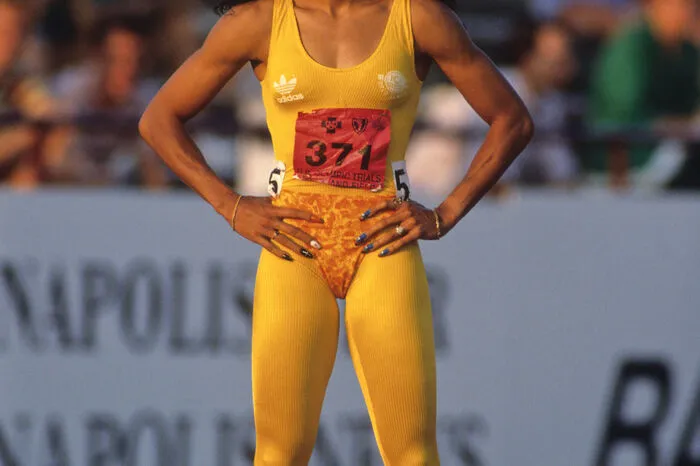 .. ist früh verstorben, hält aber bis heute den Weltrekord der Frauen über 100 Meter - 10,49 Sekunden. Bis heute ranken sich aber auch Dopinggerüchte um die US-Amerikanerin, die mit langen Fingernägeln und extravaganten Outfits auffiel.