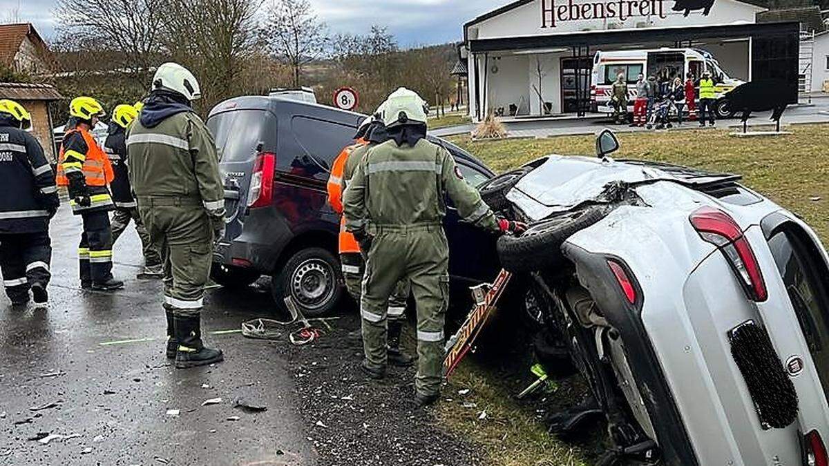 Infolge einer Kollision landeten zwei Fahrzeuge am Samstagvormittag im Straßengraben