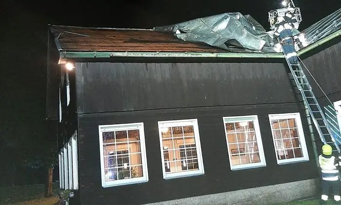 Jugenderholungsheim am Ossiacher See. Das Dach wurde weggerissen, Wassereintritt war die Folge