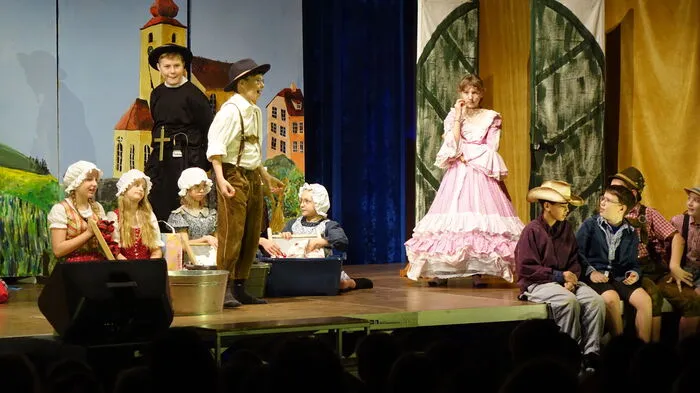 Viel Spaß mit den Fotos vom Musical der zweiten Klassen der Musikmittelschule Edelschrott!