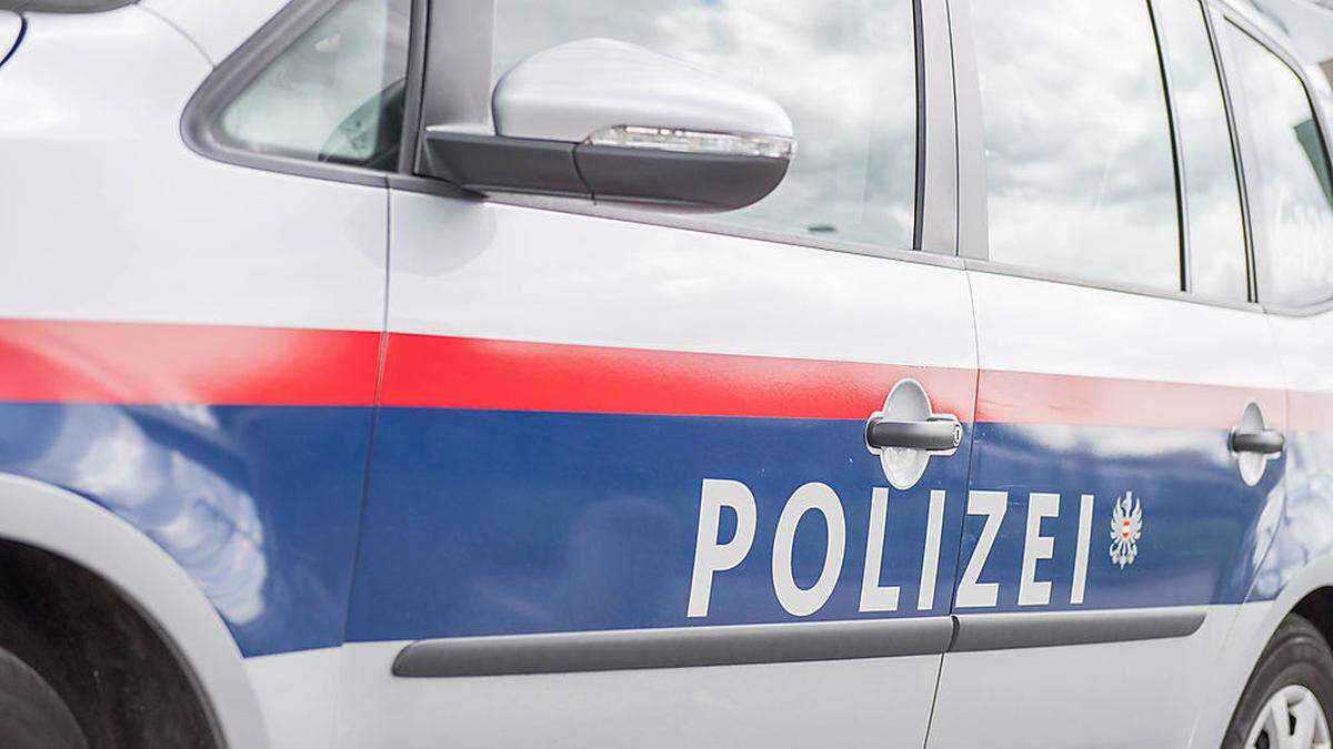 Die Polizei ist vor Ort und regelt dem Vernehmen nach den Verkehr