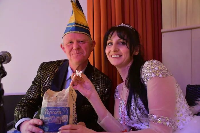 Prinz Klaus Zlanabitnig und Prinzessin Monika Pranjic genießen die Vorstellung mit Popcorn, wie es im Kino so üblich ist.