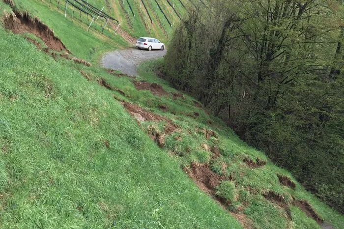 Zahlreiche Hänge wurden von den Wassermengen unterspült...