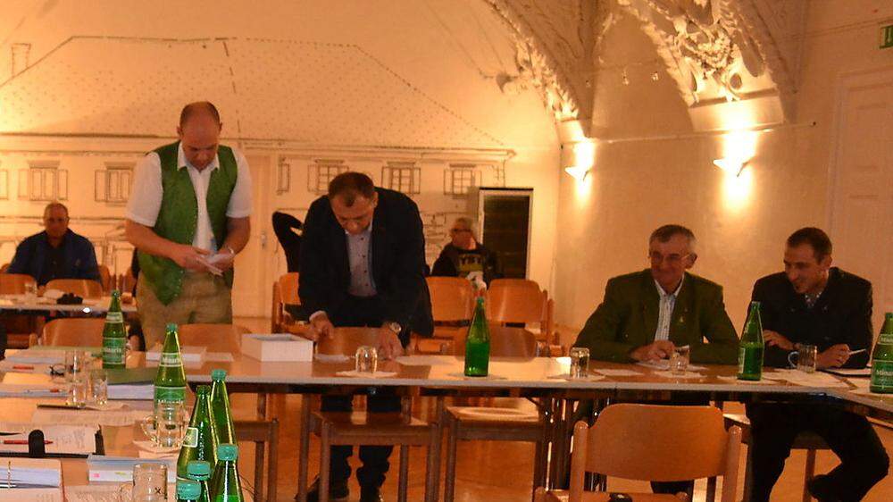 VP-Mandatar Christian Faist (rechts) wurde mit 13 von 21 Stimmen zum neuen Ortsteilbürgermeister von Rabenwald gewählt