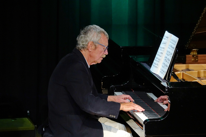 Der Internist Paul Pavek folgte mit der "Sonate in c-Moll" von Wolfgang Amadeus Mozart und mit "Papillon Op.2" von Robert Schuman.