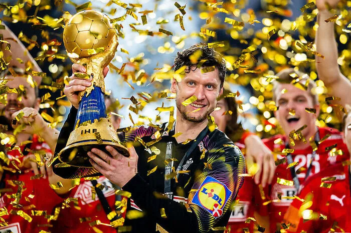Dank einer herausragenden Leistung von Tormann Niklas Landin verteidigten Dänemarks Handballer ihren Titel bei der WM in Ägypten erfolgreich. Zwei Jahre nach dem Erfolg bei der Heim-Weltmeisterschaft setzte sich der Olympiasieger im skandinavischen Finale am 31. Jänner in Kairo mit 26:24 gegen Schweden durch. 