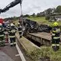 Der Lkw landete auf einer hölzernen Fußgängerbrücke