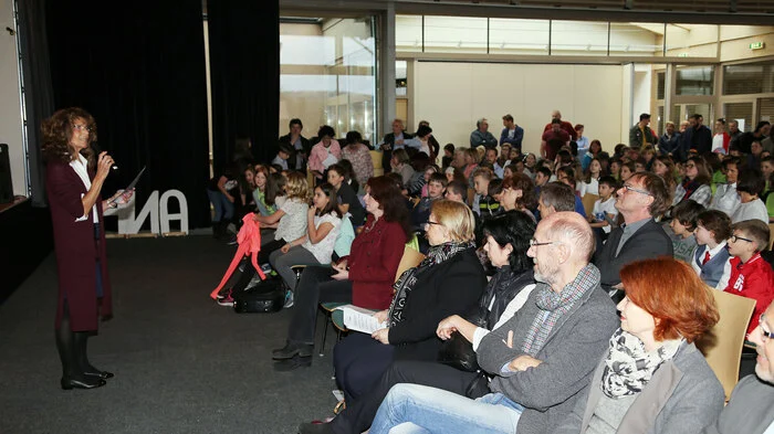 Zur Präsentation des Projektes „Drüberlesen-Drüberschreiben-Drüberleben“ konnte Irmgard Praßl neben den zahlreichen Eltern und Großeltern auch die Pflichtschulinspektorin Juliane Müller, den Weizer Bürgermeister Erwin Eggenreich und seine Kollegin aus Passail, Eva Karrer begrüßen.
