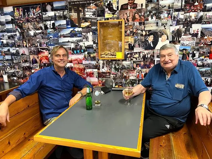 Maiwald mit Pino in seiner Bar in Grado, wo der tägliche Caffè und der Aperitivo einfach dazugehören 