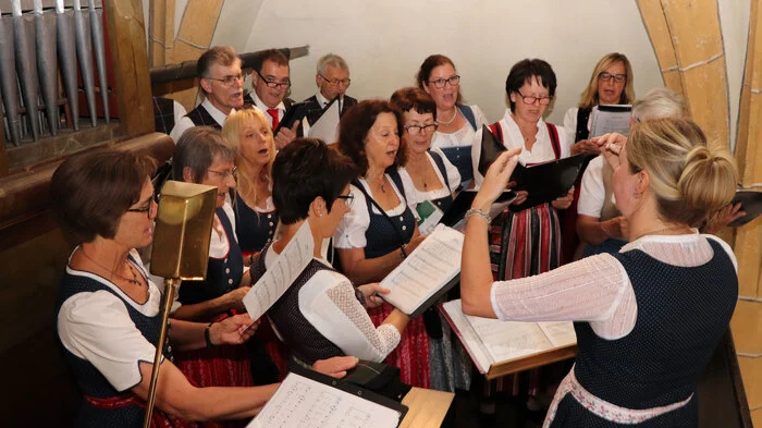 Die Singgemeinschaft Steuerberg unter Leitung von Monika Pluch umrahmten den Festgottesdienst.