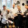 Die Köche rund um Johann Schmuck (2. hinten links) werden zu Servicekräften, das Serviceteam rund um Sommelier Joachim Retz (ganz hinten) wird zu Köchen 