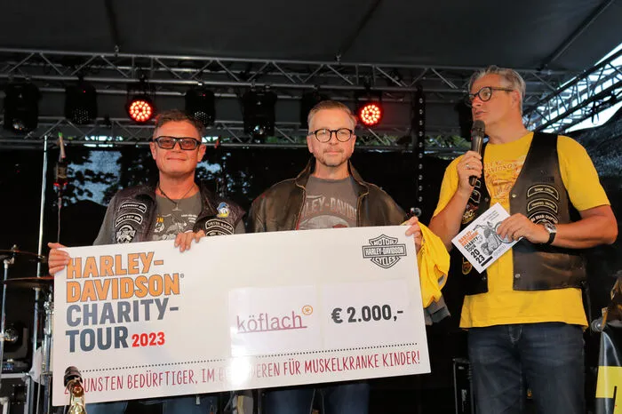 HD Charity-Fonds Präsident Dieter Baier bedankte sich bei Helmut Linhart für den herzlichen Empfang und bei den Besuchern für die vielen Spenden. Auch die Stadtgemeinde Köflach übergab einen Scheck über 2000 Euro.