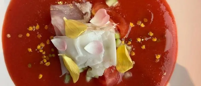 Farbenprächtig: Erdbeer-Gazpacho mit würzigem Lardo