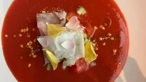 Farbenprächtig: Erdbeer-Gazpacho mit würzigem Lardo