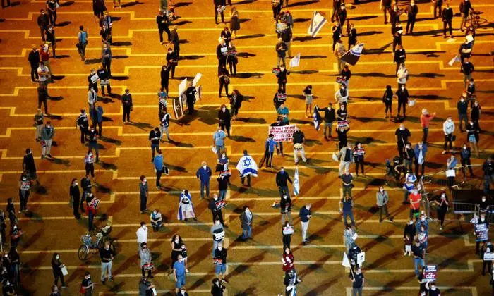 Demonstrativer Abstand bei einer Kundgebung in Tel Aviv gegen Israels Premier Netanjahu