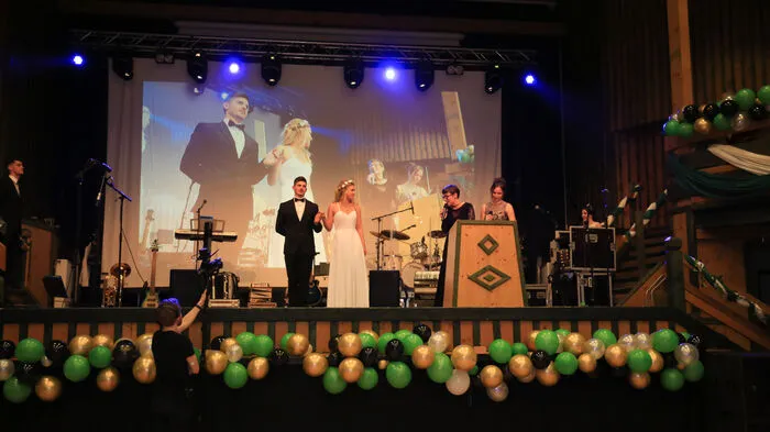 Am Samstag  feierten 30 Maturantinnen der HLW Fohnsdorf unter dem Motto "Ladies Army – die Elite rüstet ab" ihren Maturaball in der Freizeitanlage Zechner in Kobenz.