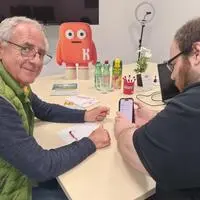 Bei der digitalen Sprechstunde helfen Experten von „4everyoung“ persönlich bei Fragen rund um Smartphone, Tablet, WhatsApp und Co. Auch Wolfsbergs Altbürgermeister Hans-Peter Schlagholz holte sich Rat