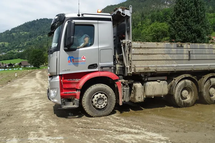 Eilig wurden 2000 Sandsäcke gefüllt und auch noch Betonwände aufgestellt, falls bis Montag (wie angekündigt) neue Wassermassen nachkommen sollen.