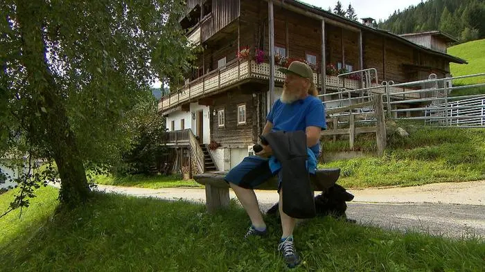 Piet vor seinem schmucken Bauernhof in Kartisch nimmt die Vorfälle nicht all zu ernst