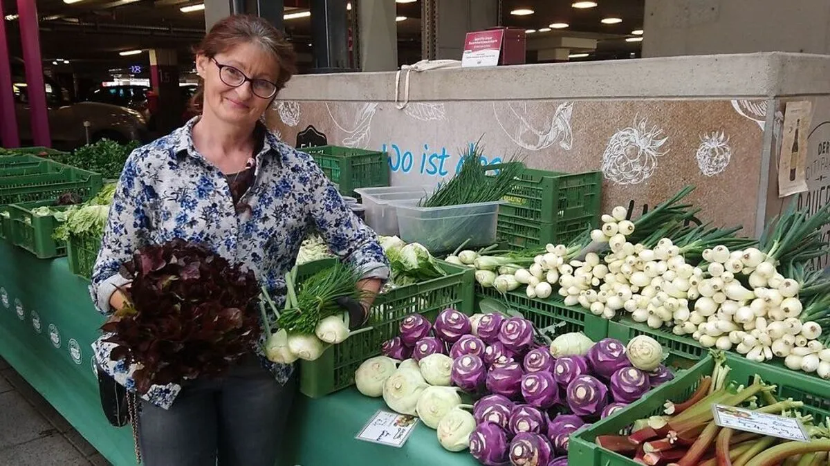 Elisabeth Gnaser am Bauernmarkt vor dem Citypark.