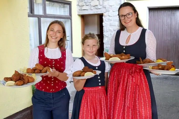 Beim Hendl schmausen gesichtet wurden unter anderem Hausherr Holger Remer, Landeshauptmann-Stellvertreter Martin Gruber, Bürgermeister Wolfgang Grilz, Bundesrätin Sandra Lassnig, Bezirkshauptfrau Claudia Egger, Hirter-Botschafter Günther Jordan sowie „Oberhahn in Ruhe“ Karlheinz Reichhold. 