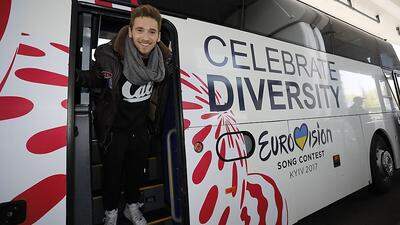 In Kiew angekommen: Nathan Trent (25) im Delegationsbus von Österreich