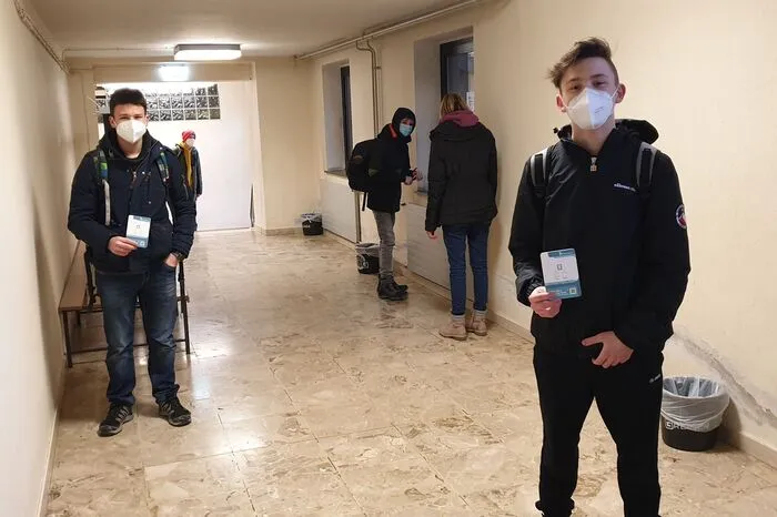 Schüler stellen in der Teststraße in der MS Mureck an.