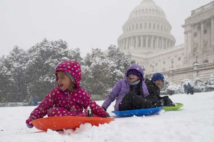 Andere hatten - wie diese Kinder vor dem Kapitol in Washington - im Schneetreiben indes ihren Spaß.