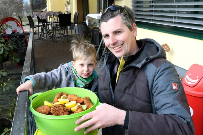 Einen Abstecher zum Kadöllawirt machten am letzten Faschings-Wochenende unter anderen Techniker Markus Schwarzl (Foto), Unternehmer Johann Sallinger, Sänger Thomas Leitner, Pädagoge Volkmar Radl sowie eine Abordnung des Haxenclubs Glanegg. 