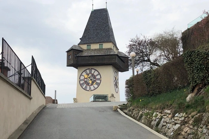 Auch vor Regenbeginn stand der Uhrturm am Samstag schon ohne Publikum da.