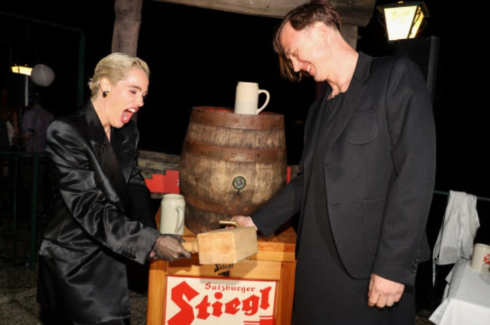 Jedermann-Darsteller Eidinger und Buhlschaft Altenberger beim Bieranstich.