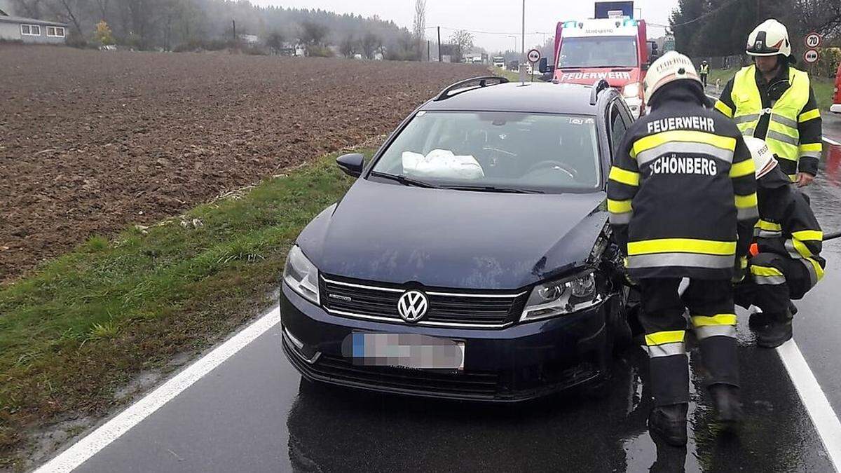 Die beschädigten Fahrzeuge wurden von einem Abschleppunternehmen abtransportiert