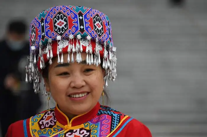 Zumindest einige Volksgruppen präsentieren sich in Tracht. Für alle gilt das nicht: Die Uiguren im Ausland protestierten am Freitag für die Freilassung ihrer Volksangehörigen, die von China in Internierungslagern "umerzogen" werden