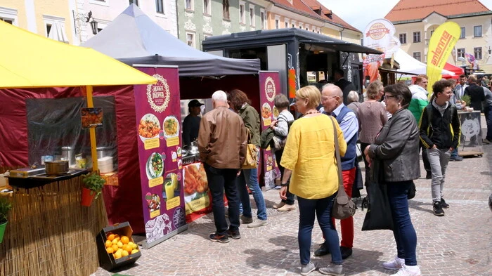 Da war am Freitag um die Mittagszeit was los am St. Veiter Hauptplatz! 