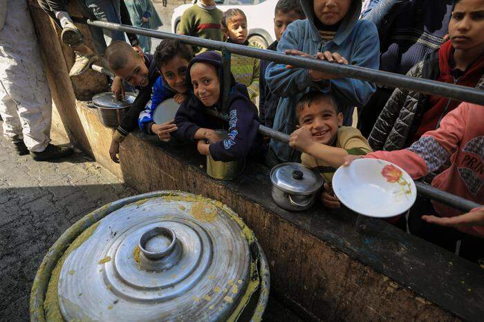 Palästinenser versammeln sich an einer Spendenstelle in Rafah im südlichen Gazastreifen, um Lebensmittel entgegenzunehmen.