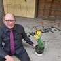 Pfarrer Paul Nitsche stellt den ersten Blumentopf vor die beschmierte Kreuzkirche